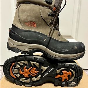 Never worn, North Face Mens size 11 Chilkat insulated, waterproof boots